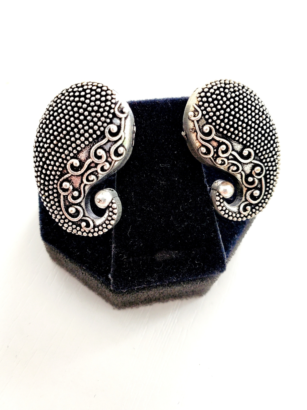 Antique-Style Silver Tone Paisley Clip-On Earrings - Black